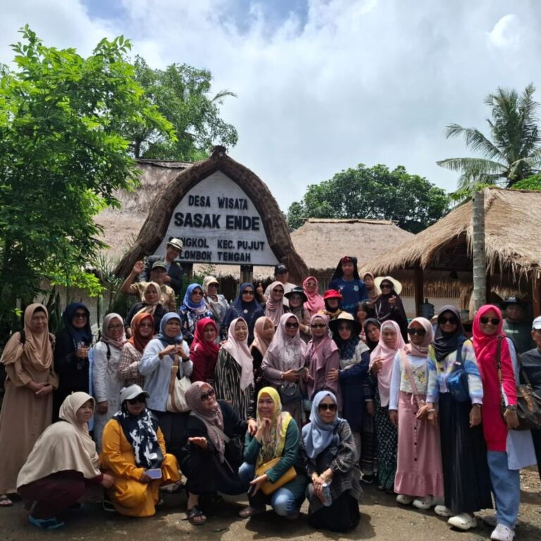 PAKET WISATA BUDAYA SASAK DAN KEINDAHAN KUTA MANDALIKA LOMBOK | Cahaya Wisata